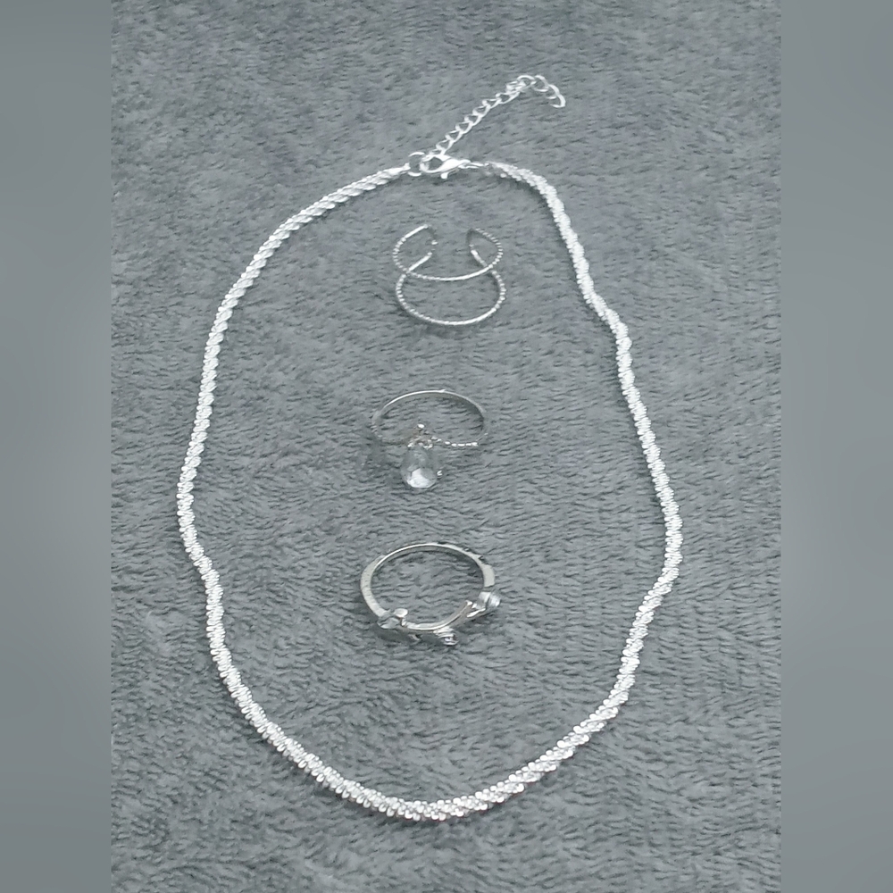 ROPE NECKLACE AND RHINESTONE RINGS